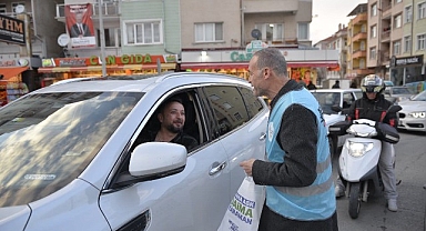 İftara Yetişemeyenlere İftarlık Dağıttı