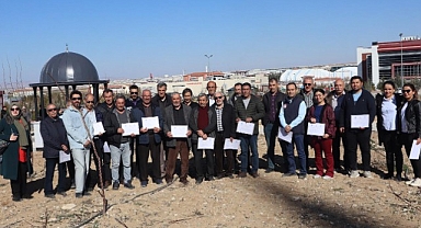 KMÜ’LÜ AKADEMİSYENLERDEN ÇİFTÇİLERE BUDAMA EĞİTİMİ