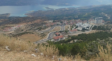 Dualar 20 yaşındaki gençler için. 500 metre uçurumdan yuvarlanan otomobilden yaralı çıktılar