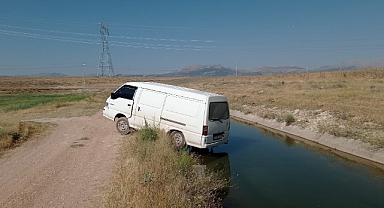 Kanala kayan aracını kurtarmak isterken kendi boğularak hayatını kaybetti