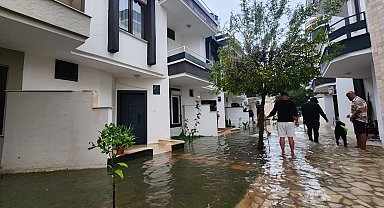 'Turuncu' kod uyarısı yapılan Antalya'da sağanak yaşamı olumsuz etkiledi