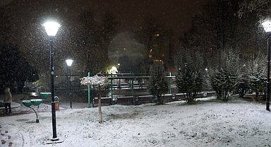 Ankara'da mevsimin ilk karı yağdı