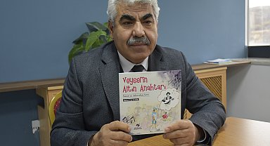 Aşık Veysel'in umudunu yazdı, ilçedeki öğrencilere ücretsiz dağıttı