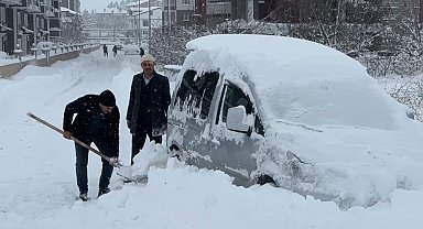 Bayburt'ta kar kalınlığı 80 santimetreye ulaştı