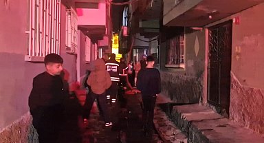Çatı katındaki odunlar alev alarak yandı; 3 kişi dumandan etkilendi