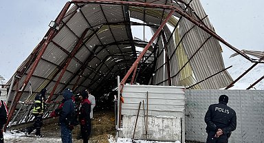 Çatıda biriken kar nedeniyle ahır çöktü, hayvanları kurtarmak için çalışma başlatıldı