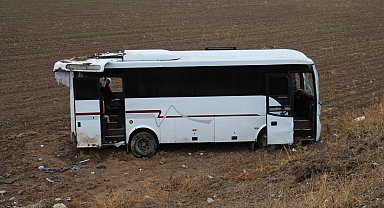 Cenazeye gidenleri taşıyan midibüs, şarampole devrildi: 29 yaralı