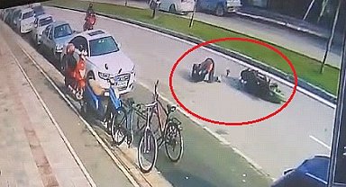 Devrilen motosikletin ehliyetsiz sürücüsü yaralandı; kaza kamerada