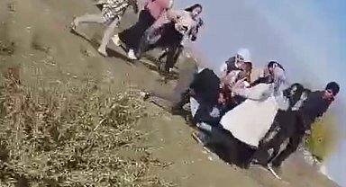 Diyarbakır'da aileler arasındaki arazi kavgası kamerada: 1 yaralı
