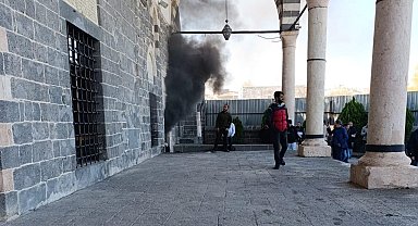 Diyarbakır'da tarihi camide yangın; cemaatin kaçış anları kamerada