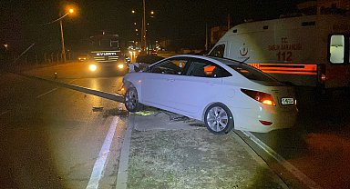 Ehliyetsiz sürücünün kullandığı otomobil, önündeki araca çarptı; 4 yaralı