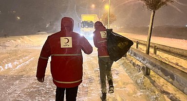 Erzurum'da Türk Kızılay'dan yolda kalanlara ikram