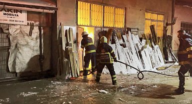 Eskişehir'de, mobilya atölyesinde çıkan yangın söndürdü