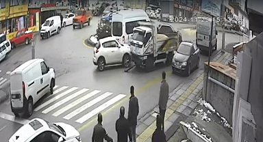 Freni boşalan kamyonet 7 araca çarptı; 2 kişinin yaralandığı kaza kamerada