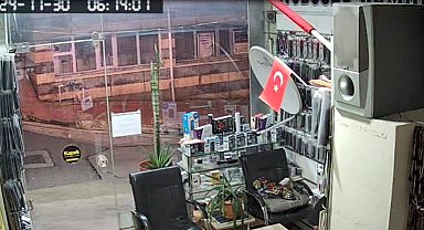 Hafif ticari araç, iş yerine daldı; o anlar kamerada