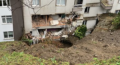 Heyelanın vurduğu binanın yıkılan istinat duvarı ömrünü tamamlamış