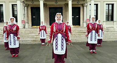 İl Milli Eğitim Müdürü ve öğretmenlerden halk oyunları topluluğu