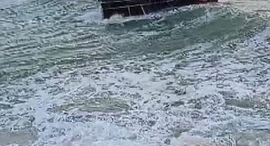 İstanbul - Arnavutköy'de balıkçı teknesinin dalgalarla mücadelesi kamerada