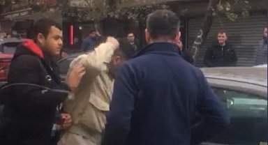 İstanbul- Beyoğlu'nda yol verme kavgası; tartıştıkları sürücünün otomobiline saldırdılar