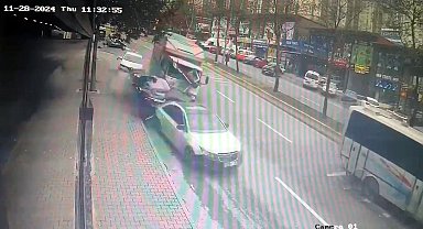İstanbul - Esenyurt'ta kamyonet 5 araca çarparak durabildi