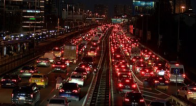 İstanbul- İstanbul'da haftanın son iş gününde trafik yüzde 80'e ulaştı