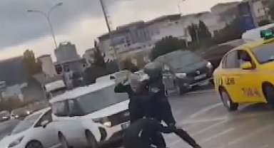 İstanbul- Maltepe'de otomobil sürücüsü motosikletli kuryeye demir çubukla saldırdı