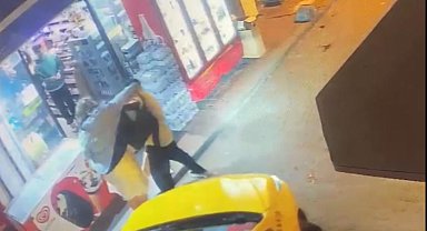İstanbul -Taksim'de ABD'li kadın eşini yaralayıp sokakta yürüyenlere saldırdı