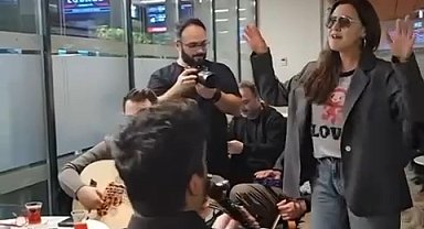 İstanbul- Uçağı rötar yapan Şevval Sam'dan havalimanında mini konser