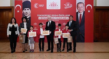 İstanbul - Vali Gül TEKNOFEST'te dereceye giren öğrencilere hediye verdi