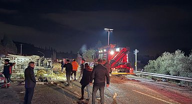 İzmir'de 6 araç zincirleme kazaya karıştı: 2 ölü, 7 yaralı