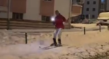 Kaldırımda kayak takımlarıyla kaydı