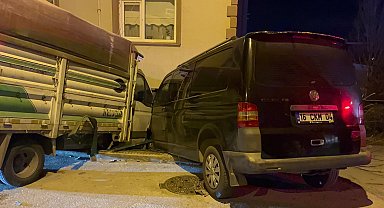 Kamyonet, önünde sürüklediği minibüsle eve girdi