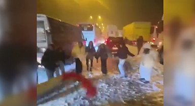 Kar nedeniyle yolda mahsur kalan yolcular halay çekti; o anlar kamerada