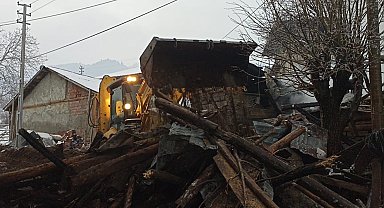 Kastamonu'da 2 katlı ev yandı; baba ve engelli oğlu aranıyor