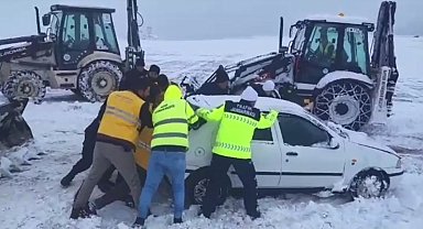 Kayseri'de kardan kapanan 465 mahalle yolundan 230'u açıldı