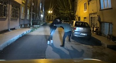 Kız arkadaşı taksiden inmeyince şoföre bıçakla saldırdı