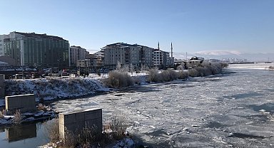 Kura Nehri'nin yüzeyi tamamen dondu