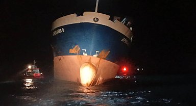 Mersin'de yan yatan gemi, doğrultuldu