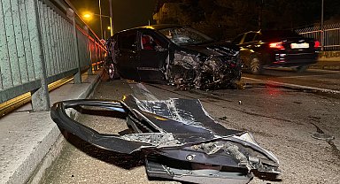 Otomobil önce korkuluklara ardından bariyere çarptı: 1 yaralı