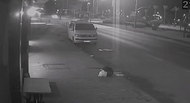 Otomobilin gelinlik dükkanına çarptığı kaza, kamerada