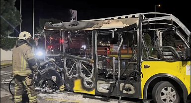 Park halindeki belediye minibüsü alev alıp, demir yığınına döndü