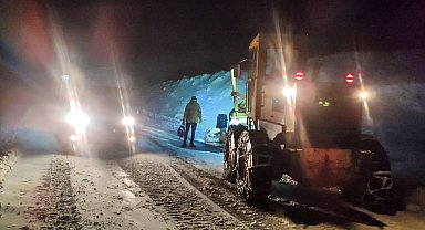 Rahatsızlanan asker, kardan kapanan yol açılarak hastaneye kaldırıldı