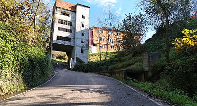 Üstü 4 katlı yapı, altı yol
