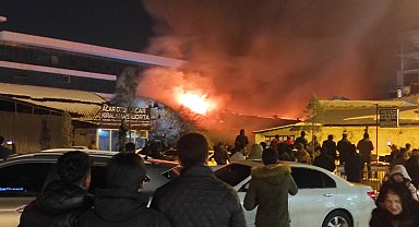 Van'da 130 iş yerinin bulunduğu Mısır Pazarı'nda çıkan yangın korkuttu