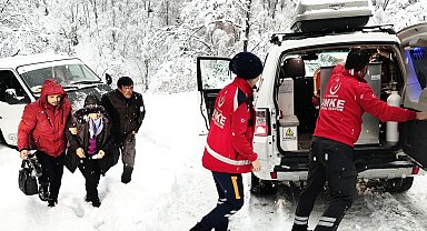 Yolu kapalı mahallede rahatsızlanan kadını, UMKE hastaneye yetiştirdi