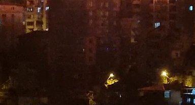 Zonguldak'ta 13 katlı apartmanın çatısındaki yangın korkuttu