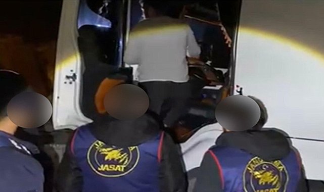 13 yıl hapisle aranan hükümlü, yakalanmamak için kendisini TIR'ın kabinine kilitledi