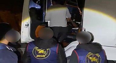 13 yıl hapisle aranan hükümlü, yakalanmamak için kendisini TIR'ın kabinine kilitledi
