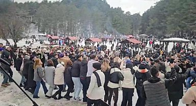 1,5 ton hamsi dağıtıldı, karlar üzerinde horon oynandı