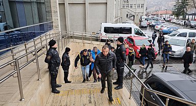 3 kişinin yaralandığı baltalı saldırıya ilişkin 7 şüpheli adliyede